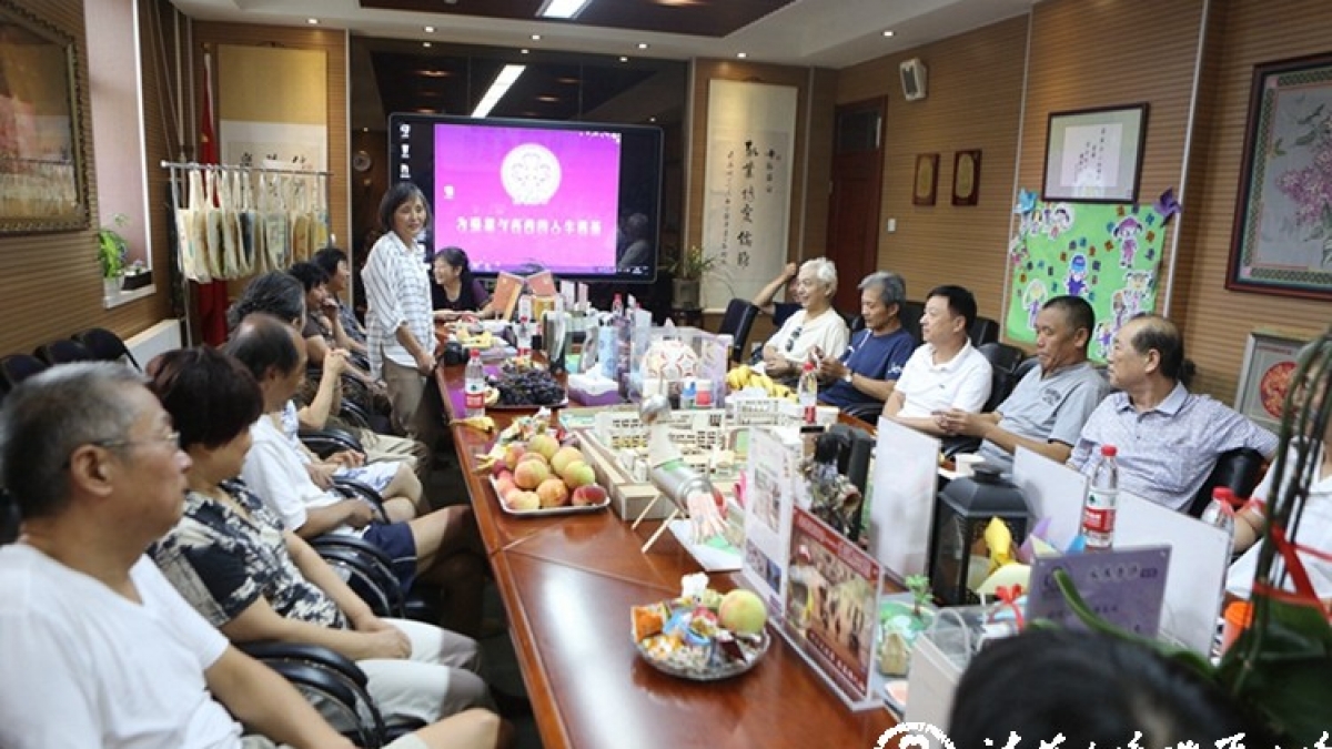 清华附小六（4）班重逢美丽的书香校园