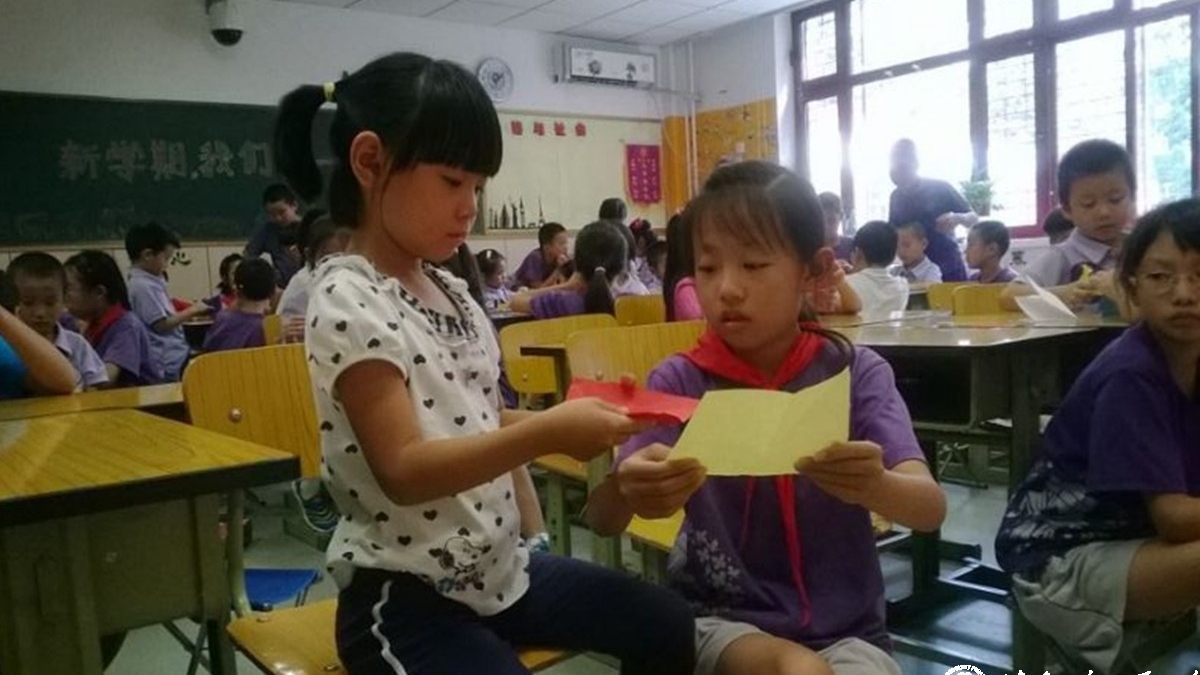  中秋我们在一起——清华附小六大主题课程之大手拉小手活动