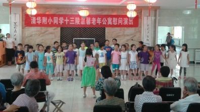 我校二一班学生暑假前往温馨老年公寓的看望老人