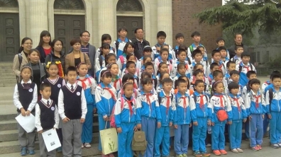 小小志愿讲解员 ——清华附小四3班与机械系共同接待打工子弟