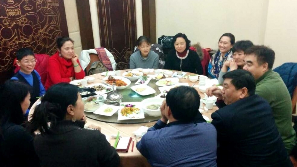 清华附小76届11班同学首聚熙春园