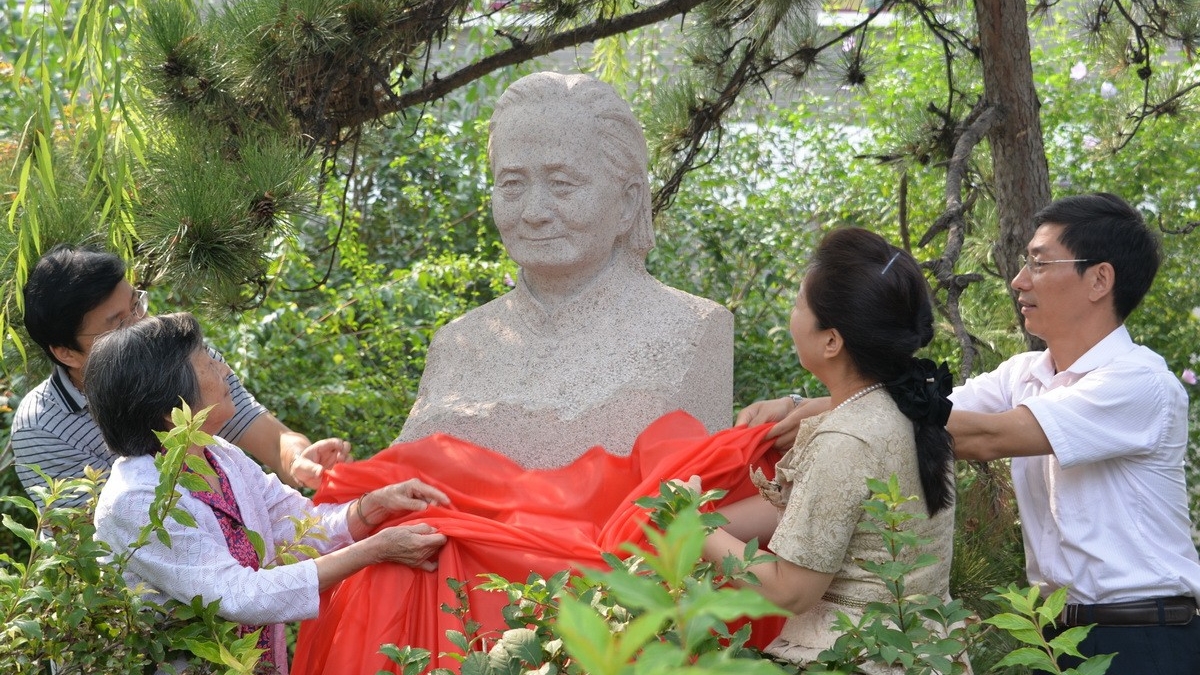 清华附小教师节暨老校长顾蔚云塑像揭幕仪式活动综述