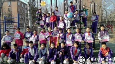 在足球场上蓬勃成长——五(2)班的百年畅想