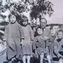 袁复礼先生和他的孩子们在昆明（1939年）