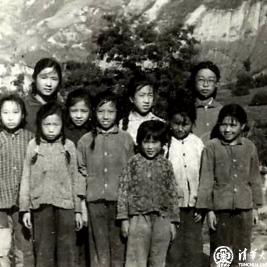 作者（后排左一）、魏珂馨（后排右一）和农村小学的小学生们在学校门口