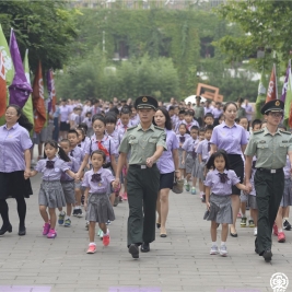 新闻联播：成志少年致敬英雄的人民军队，纪念世界反法西斯战争胜利72周年